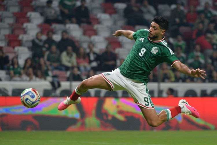 Penyerang timnas Meksiko, Raul Jimenez, melompat untuk merebut bola pada laga persahabatan internasional antara Meksiko dan Serbia di Stadion Nemesio Diez di Toluca, Meksiko pada 4 Juni 2026.
