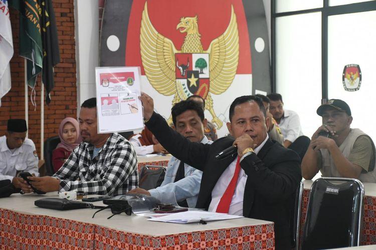 Koordinator FPD Kota Pasuruan Ayi Suhaya protes KPU Kota Pasuruan yang tidak maksimal sosialisasi terkait pilihan kotak kosong di Pilkada Kota Pasuruan, Senin (28/10/2024) 