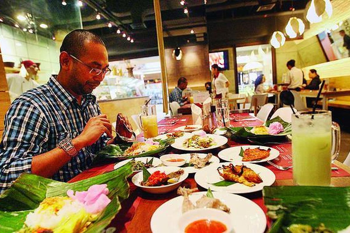 Pengunjung menikmati berbagai menu masakan khas Padang di Marco�s Bofet di Setiabudi One, Jakarta Selatan, Kamis (26/8).
