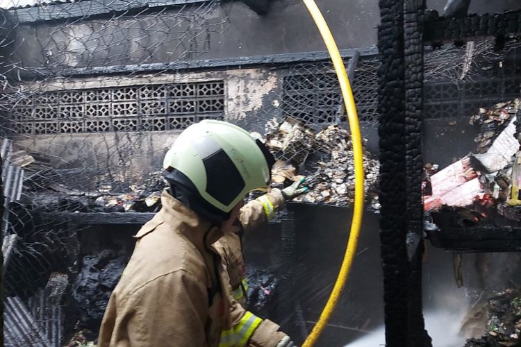 Sebuah bangunan rumah toko (ruko) agen sembako di Jalan Kebon Pisang RT. 005/007, Wijaya Kusuma, Grogol Petamburan, Jakarta Barat, terbakar pada Selasa (11/10/2022). 