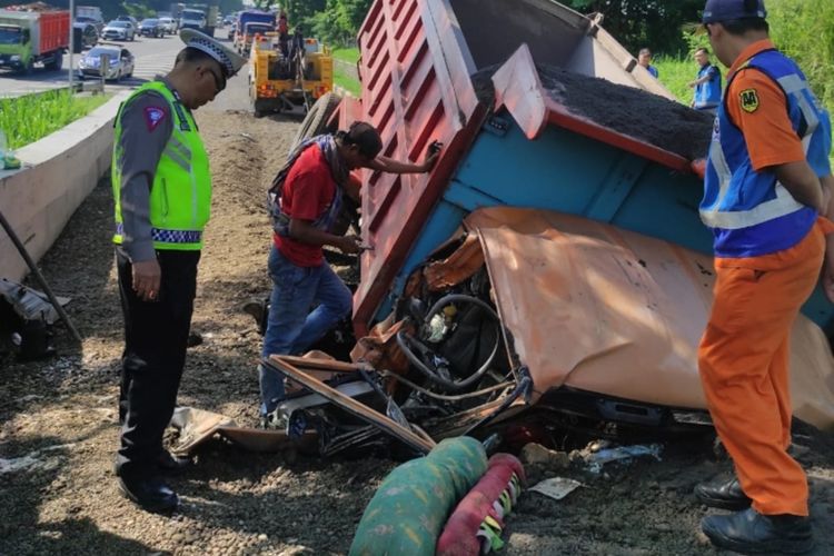 Truk Rem Blong di Tol Semarang, Bodi Depan Ringsek, Sopir Terjepit