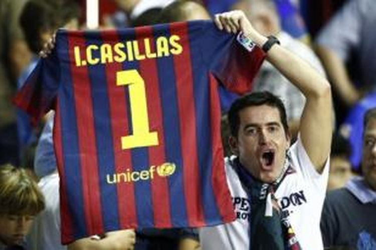 Seorang pendukung Barcelona yang memperlihatkan kostum klub kesayangannya bernomor punggung 1 namun dengan nama Iker Cassilas, yang notabene saat ini masih menjadi kiper Real Madrid
