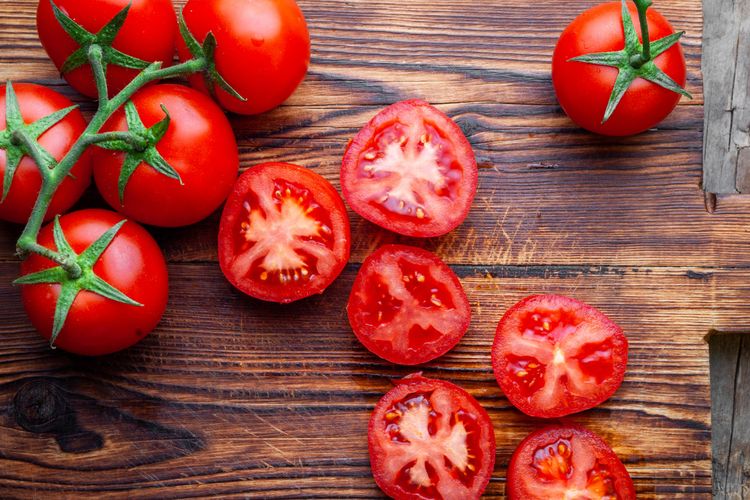 Ilustrasi tomat, salah satu buah yang perlu dihindari penderita asam lambung.