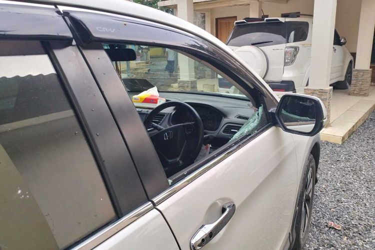 Polisi melakukan olah TKP dan mengumpulkan barang bukti serpihan kaca mobil yang dipecah oleh pencuri di Kampung Leuwipeso, Desa Cibodas, Kecamatan Rumpin, Kabupaten Bogor, Jawa Barat, Selasa (25/6/2024).