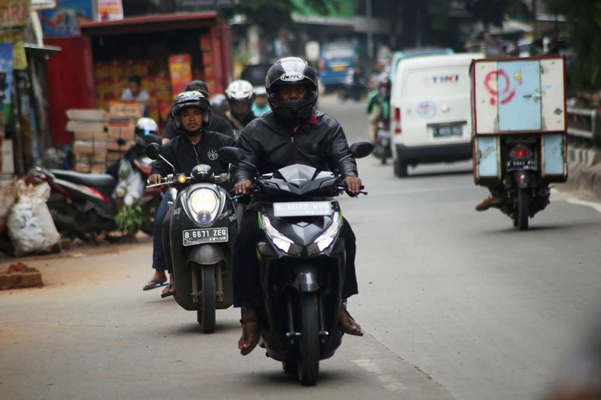 Sejumlah pengendara sepeda motor nekat melawan arah di Jalan Ir H Juanda, tepat di bawah jalan layang Ciputat, Tangerang Selatan, Kamis (01/02/2018). Para pengendara tersebut mulai melawan arah sejak di putaran di depan Kantor Cabang Pembantu Bank BCA hingga SPBU yang terletak jelang area masuk jalan layang.