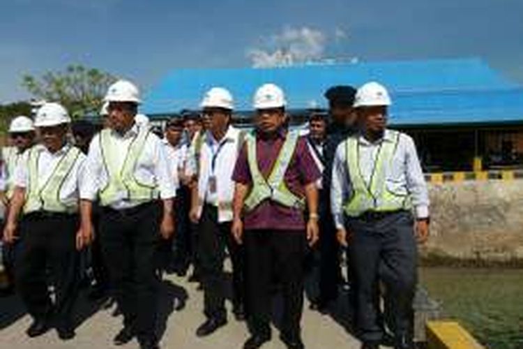 Menteri Perhubungan Budi Karya Sumadi (kedua dari kiri) didampingi Gubernur NTT Frans Lebu Raya (kedua dari kanan) meninjau Pelabuhan Tenau Kupang, NTT, Sabtu (29/10/2016)