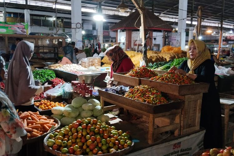 Cuaca ekstrem yang terjadi akhir-akhir ini menyebabkan sejumlah harga sayur mayur mengalami kenaikan. Kondisi ini menurut pedagang terjadi sejak akhir Desember 2023 hingga awal tahun ini.