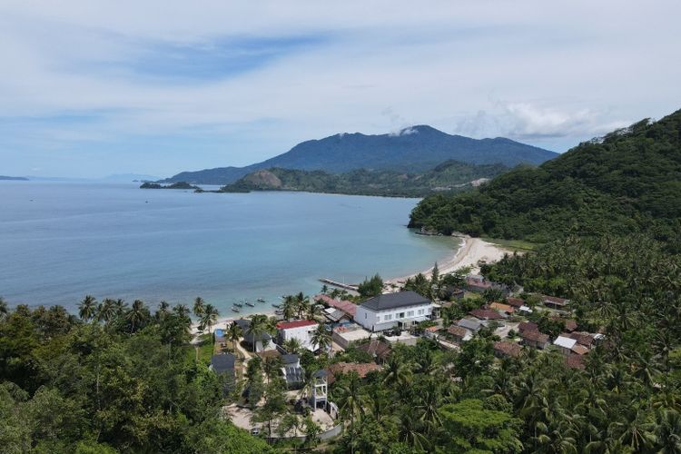 Pemandangan alam sekitar Desa Kelawi.