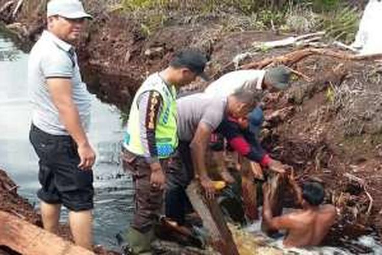 Aparat Kepolisian Resor Dumai dibantu warga yang tergabung dalam Forum Masyarakat Gotong Royong Melawan Kebakaran Lahan/Hutan membangun sekat kanal di salah satu wilayah rawan kebakaran. Polisi bersama warga dibantu perusahaan yang beroperasi di Dumai sudah membangun 80 kanal.