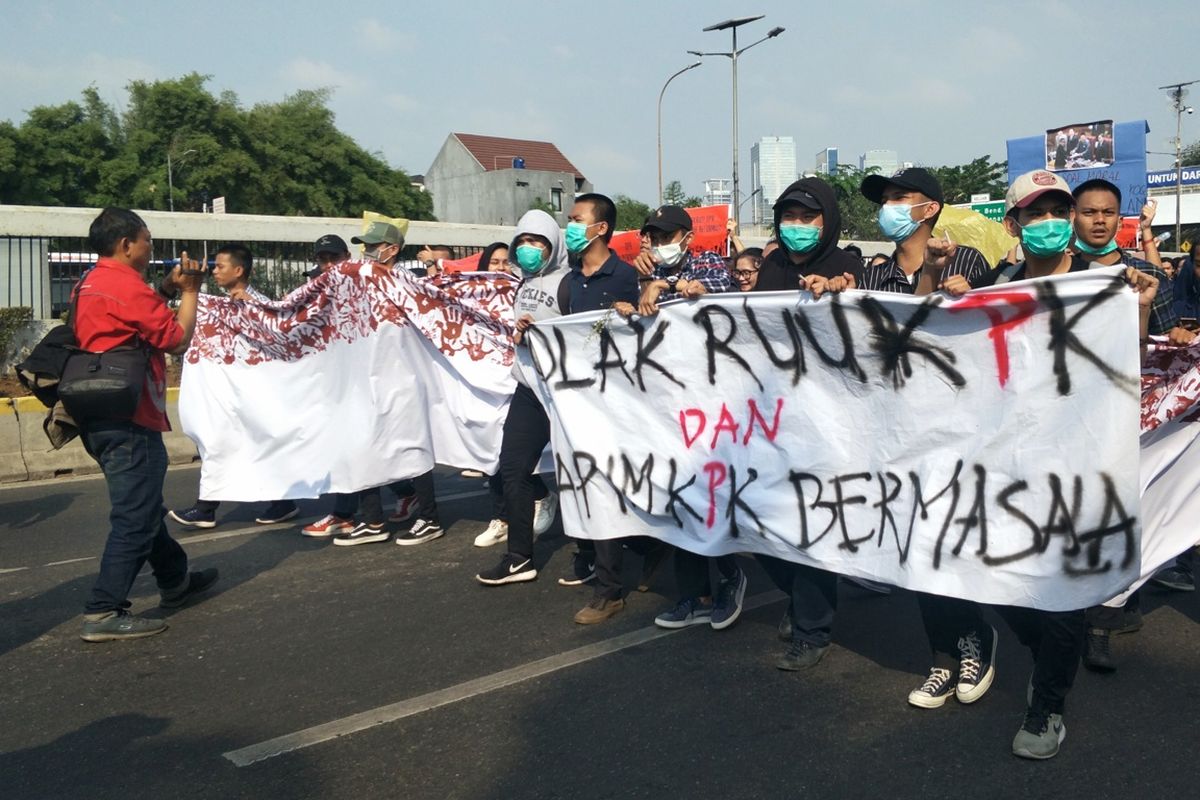 Ratusan mahasiswa dari berbagai universitas kembali menggelar aksi unjuk rasa menolak pengesahan revisi Undang-Undang Komisi Pemberantasan Korupsi (UU KPK) dan Kitab Undang-Undang Hukum Pidana (KUHP), Kamis (19/9/2019).  Mereka memenuhi halaman depan kompleks gedung DPR hingga ruas Jalan Gatot Subroto, Senayan, Jakarta.