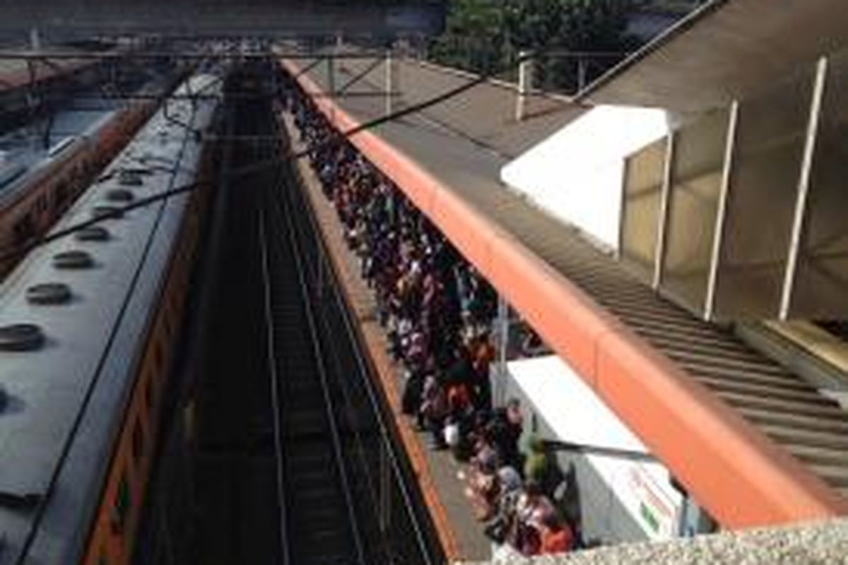 Stasiun Tanah Abang, Jakarta Pusat, mulai dipadati oleh penumpang, Rabu (22/4/2015) sore. Kepadatan terpantau di peron tiga dan empat yang memiliki tujuan ke Jatinegara dan Bogor.
