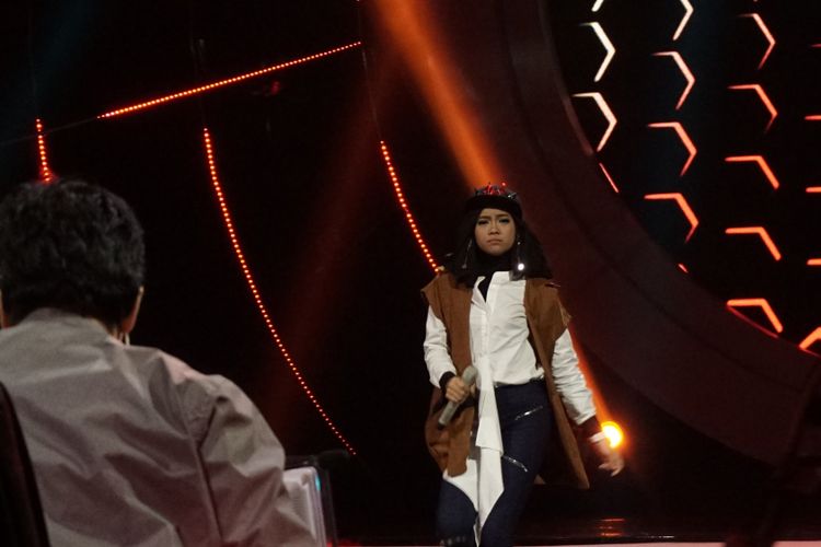 Kontestan Ayu Putrisundari saat tampil di Indonesian Idol season 9 di Studio 11, MNC Studios, Kebon Jeruk, Jakarta Barat, Senin (22/1/2018).