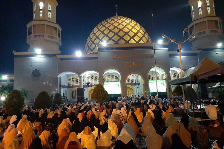 Ribuan warga di Kota AMbon menggelar zikir dan doa bersama menyambut tahun baru 2020 di halaman Masjid Raya Al Fatah Ambon, Selasa (31/12/2019)