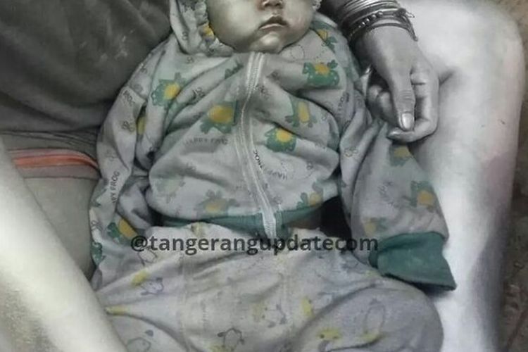 Viral di media sosial foto seorang bayi dengan tubuhnya dicat warna silver di Stasium Pengisian Bahan Bakar Umum (SPBU) Parakan, Pamulang, Tangerang Selatan.