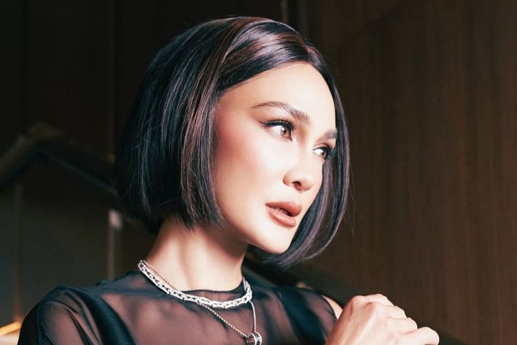 Luna Maya tampil dengan rambut pendek dan dress hitam elegan saat menghadiri gala premier dan konferensi pers film Sukma pada Selasa (9/9/2025).