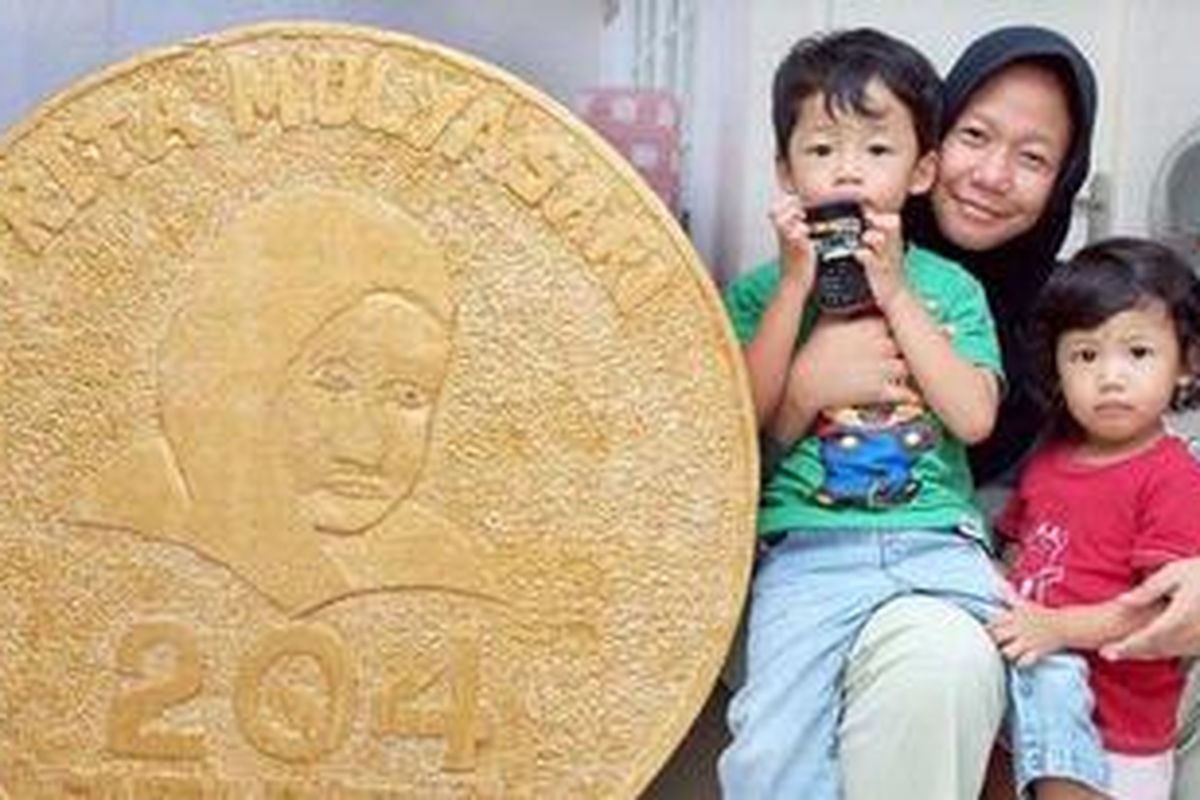 Prita Mulyaari bersama dua anaknya dan simbol koin dari simpatisan di kediamannya di daerah Bintaro, Jakarta Selatan.