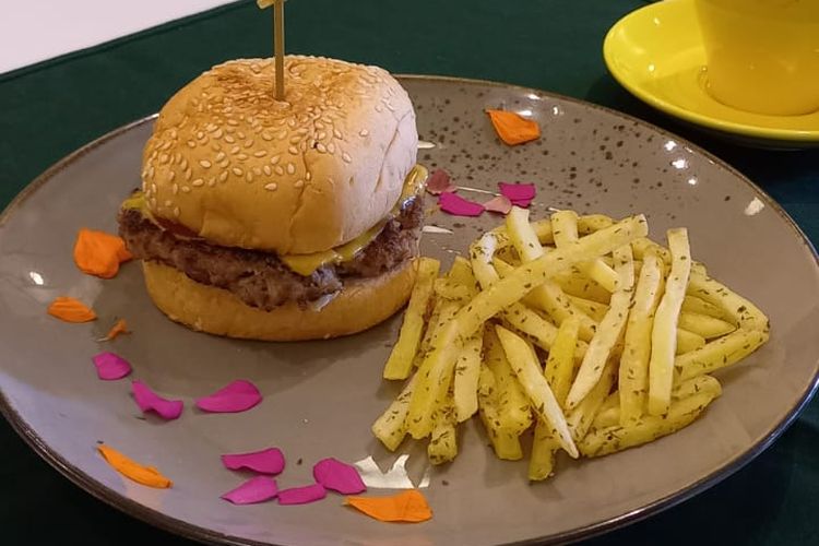 Royal Stacks, burger ala Australia dengan edible flowers di Carltons Eatery. 