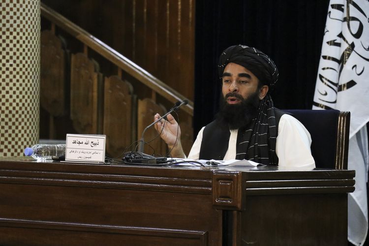 Juru bicara Taliban, Zabihullah Mujahid, saat berbicara dalam konferensi pers di Kabul, Afghanistan, Senin (6/9/2021).