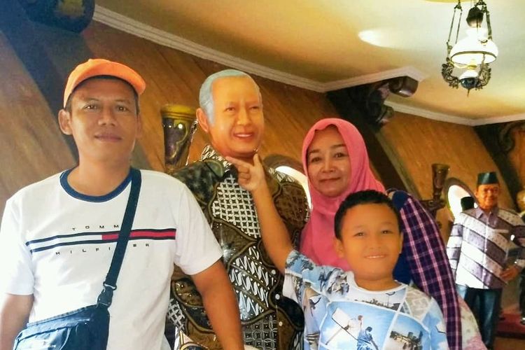 Pengunjung berfoto dengan replika Presiden RI Soeharto di Bukit Sekipan, Tawangmangu, Karanganyar, Jawa Tengah.