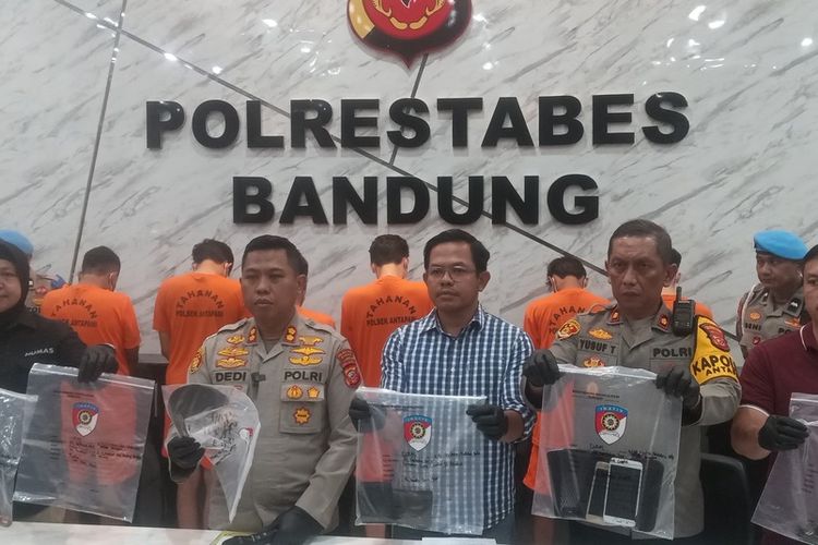 Polrestabes Bandung tengah memperlihatkan barang bukti dan tersangka pembegalan dengan modus pesan layanan ojek online ke tempat sepi, di Mapolrestabes Bandung, Kota Bandung, Kamis (11/9/2025).