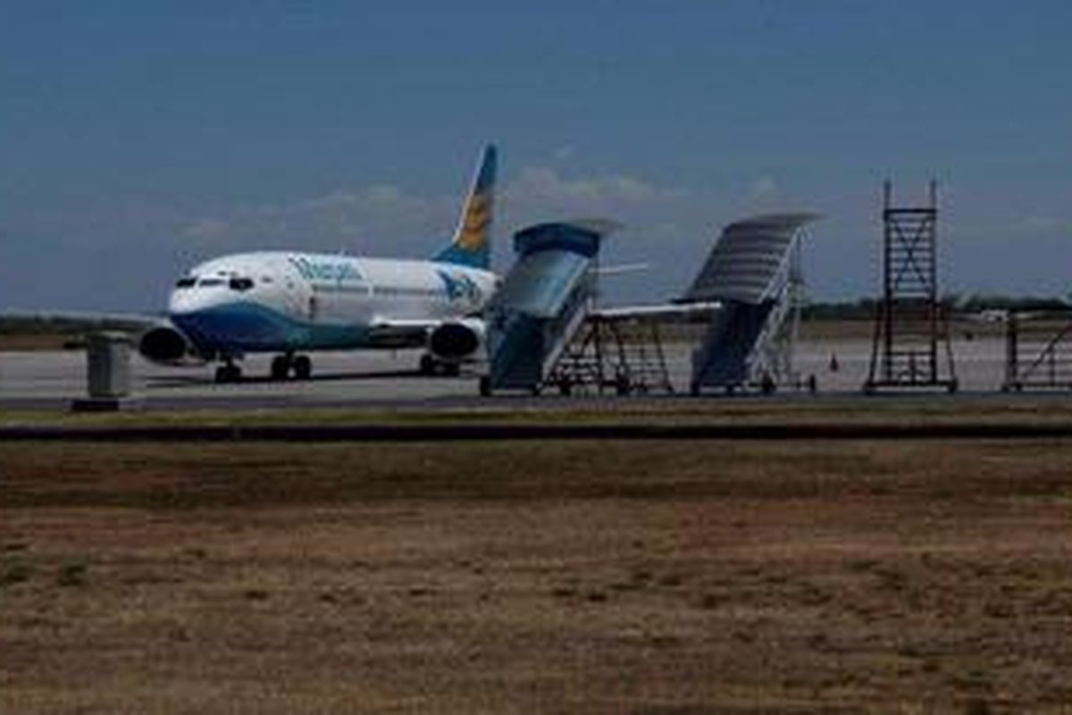 Pesawat milik PT Merpati Nusantara Airways di Bandara Juanda, Sidoarjo, Minggu (16/10/2011). Tidak adanya pasokan avtur akibat tunggakan utang PT Merpati Nusantara Airways kepada Pertamina membuat satu dari delapan jadwal penerbangan dibatalkan.