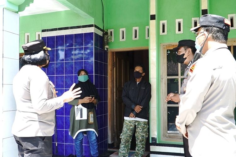 Kapolres Banjar AKBP Ardyaningsih (kiri) membujuk keluarga agar pasien bersedia menjalani isolasi terpusat di RSUD Banjar, Rabu (26/1/2022).