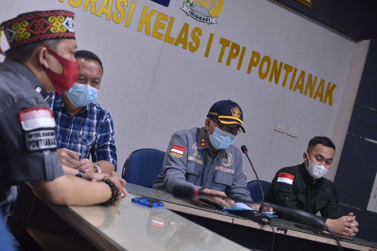 Sebanyak 27 warga Negara asing (WNA) asal Vietnam, pelaku pencurian ikan yang ditangkap Kementerian Kelautan dan Perikanan (KKP) di Laut Natuna, Kepulauan Riau, dideportasi.