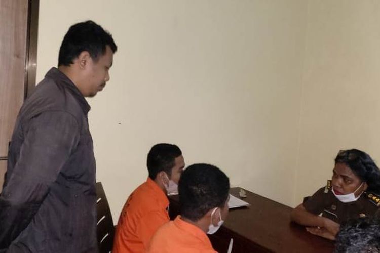 Dua tersangka pencurian uang tunai senilai Rp 367 juta di sebuah toko di Ambon diserahkan ke jaksa penuntut umum kejari Ambon, Kamis (4/8/2022)