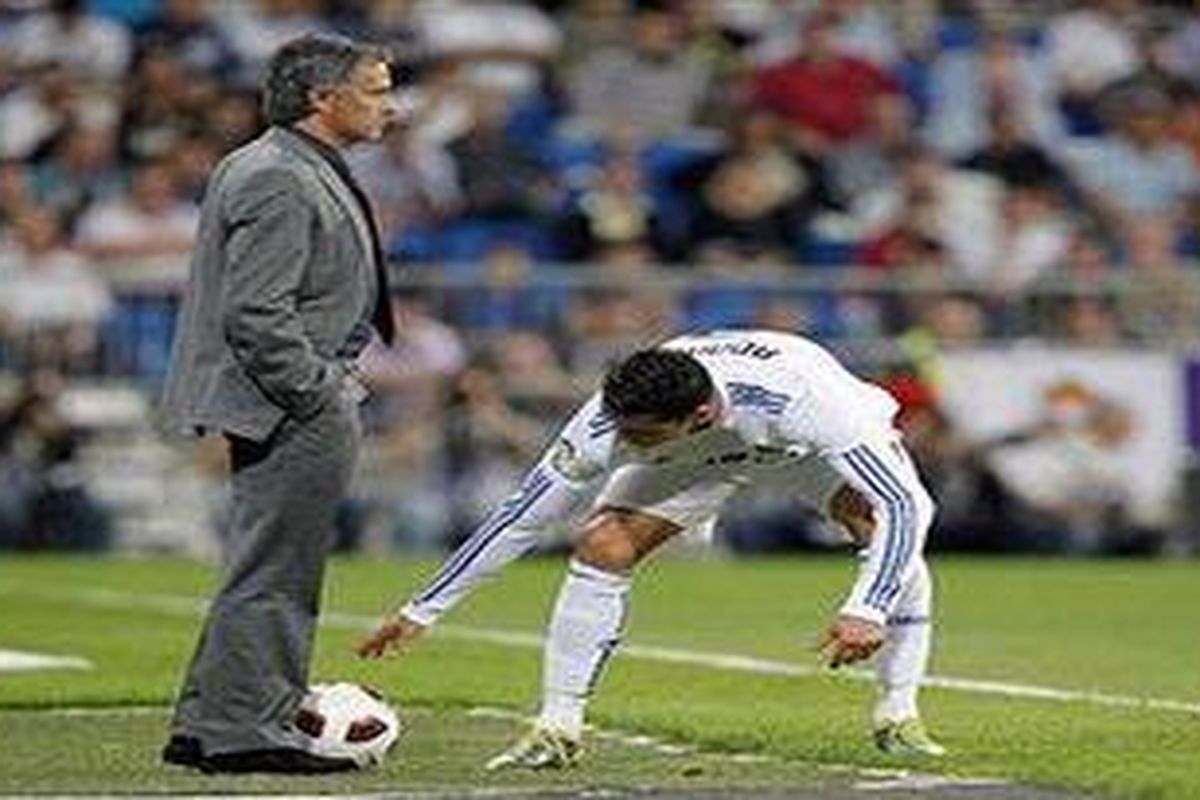Pelatih Real Madrid, Jose Mourinho (kiri), dan Cristiano Ronaldo. 