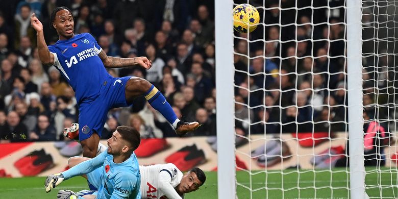 Gelandang Chelsea Raheem Sterling mencetak gol, tetapi golnya dianulir, pada pertandingan Liga Inggris antara Tottenham Hotspur vs Chelsea di Stadion Tottenham Hotspur di London, pada 6 November 2023.
