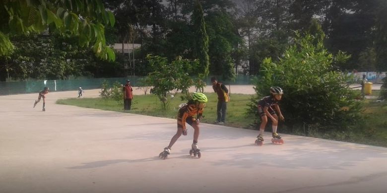 Beberapa anak berlatih sepatu roda di Lintasan Sepatu Roda Patriot, Bekasi