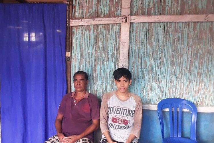 Defki Mboli alias Eky, pemuda berusia 22 asal Kelurahan Oesapa, Kecamatan Kelapa Lima, Kota Kupang, Nusa Tenggara Timur (NTT), menderita jantung bocor sejak usia satu bulan. Dia didampingi ayahnya Daniel Mboli