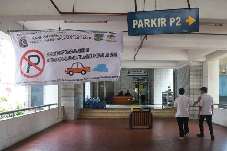 Gedung Parkir Kantor Walikota Jakarta Utara Dipasangi Spanduk Sosialisasi Larangan Parkir Bagi Kendaraan yang Tidak Lolos Uji Emisi