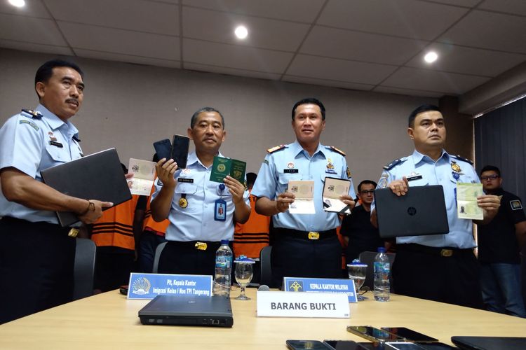 Kepala Kantor Wilayah Kementerian Hukum dan HAM Banten, Imam Suyudi (kedua kanan) di Kantor Imigrasi Non TPI Kelas I Kota Tangerang, Senin (9/12/2019)