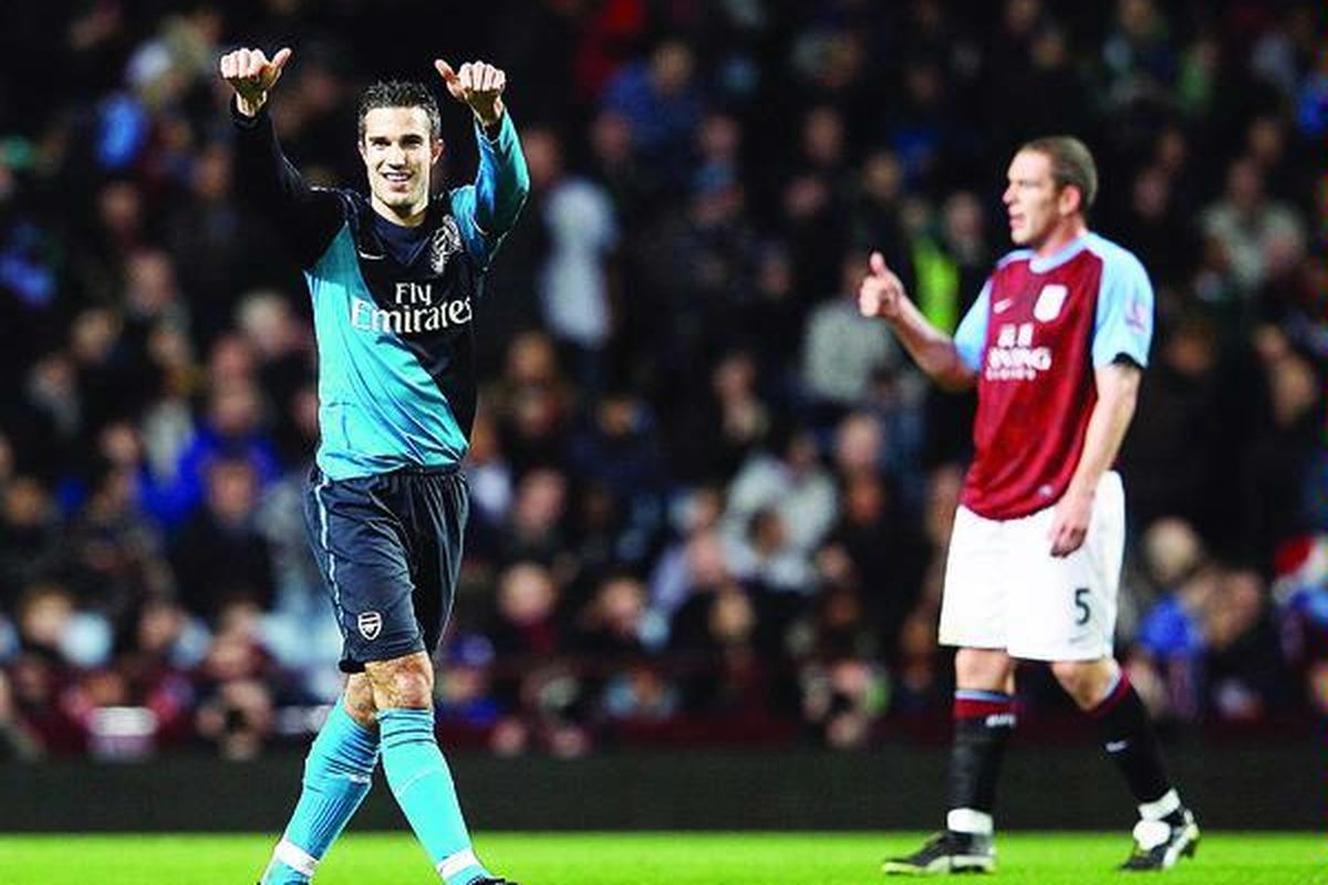 Pemain Arsenal, Robin van Persie, merayakan gol pada laga melawan Aston Villa di Stadion Villa Park, Rabu (21/12), di Birmingham, Inggris. Pada pertandingan ini, Arsenal menang 2-1.