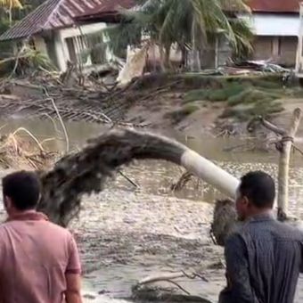 Masyarakat di Desa Kuala Cangkoi, Kecamatan Lapang, Kabupaten Aceh Utara, Provinsi Aceh melakukan reklamasi kuala baru pascabanjir, Minggu (11/1/2026)