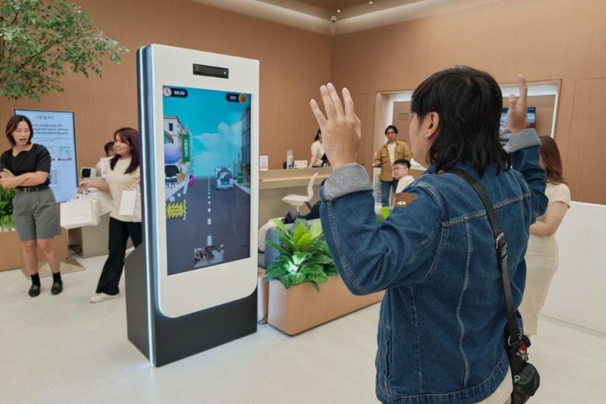 Pengunjung Mencoba Games AR Interaktif di OPPO AI Park Cruise. 