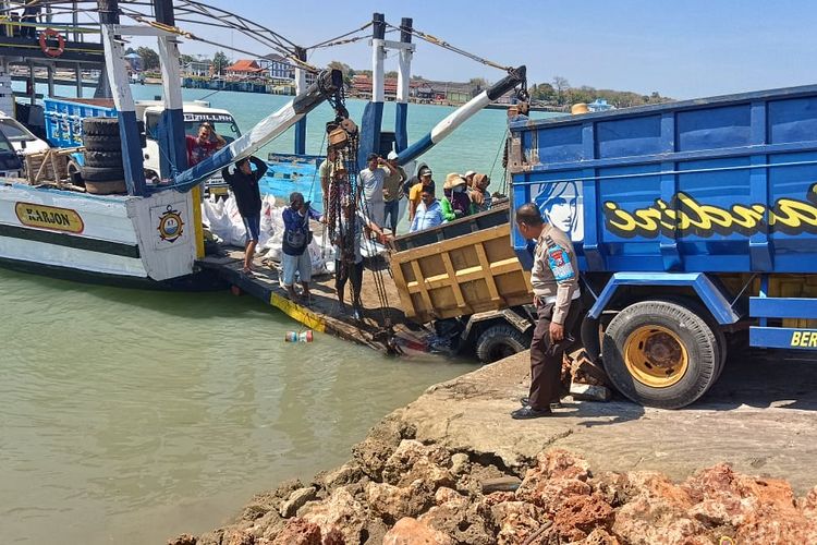 truk bermuatan pasir terperosok di Pelabuhan Talango, Kabupaten Sumenep, Jawa Timur, Senin (25/9/2023). 