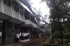 Hujan Angin, Kantor Wakil Bupati Garut Tertimpa Pohon Beringin