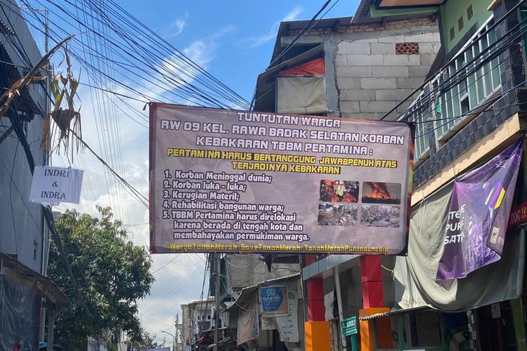 Spanduk berupa tuntutan warga Kampung Tanah Merah yang terpasang di Jalan Tanah Merah Bawah, Rawa Badak Selatan, Koja, Jakarta Utara pada Kamis (9/3/2023).