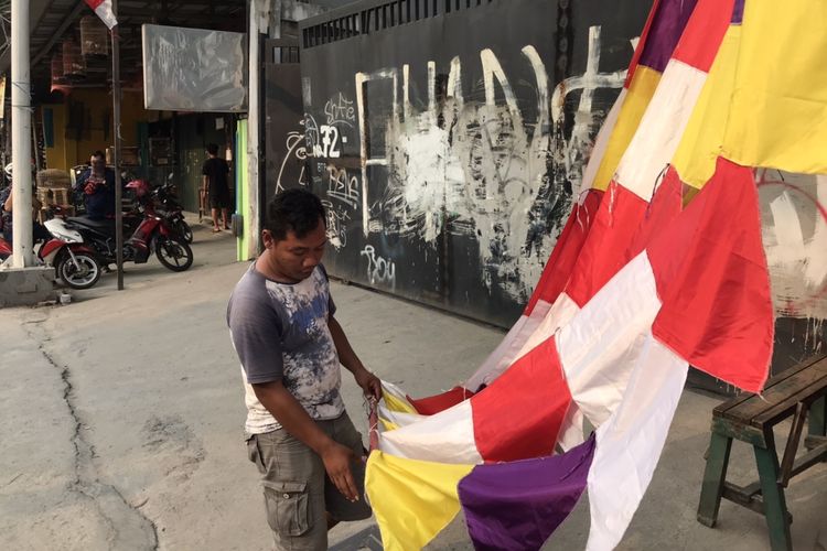 Sunara (29), penjual bendera Merah Putih di pinggir Jalan Raya Lenteng Agung, Jagakarsa, Jakarta sedang membereskan bendera Merah Putih jenis umbul-umbul. Bendera Merah Putih jenis umbul-umbul ini dijual Rp35.000-Rp45.000 per lembar.