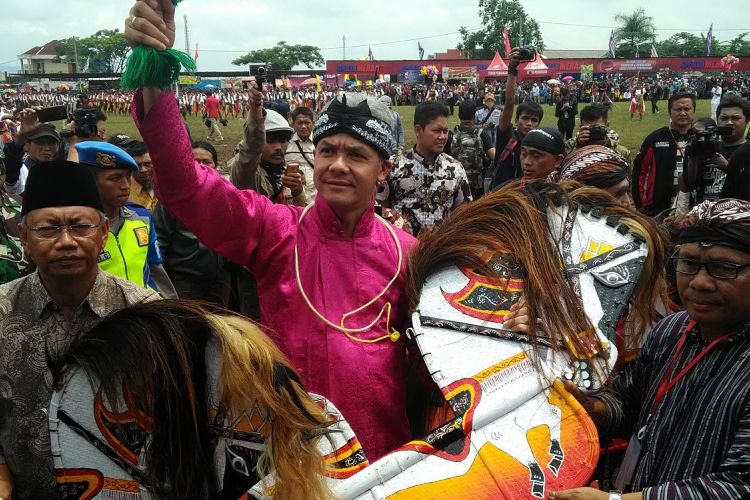 Gubernur Jateng Ganjar Pranowo asyik menari jatilan atau kuda lumping saat acara Sedekah Turonggo Bhumi Pala di Kabupaten Temanggung, Sabtu (25/11/2017). 