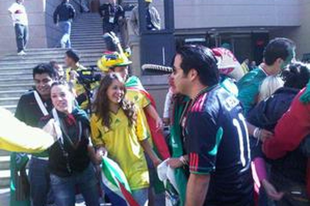  Sejumlah suporter Meksiko di Nelson Mandela Square, tempat fans fest digelar. Namun, hingga pukul 11.00 masih sepi, meski acara diadakan sejak pukul 10.00 waktu setempat.