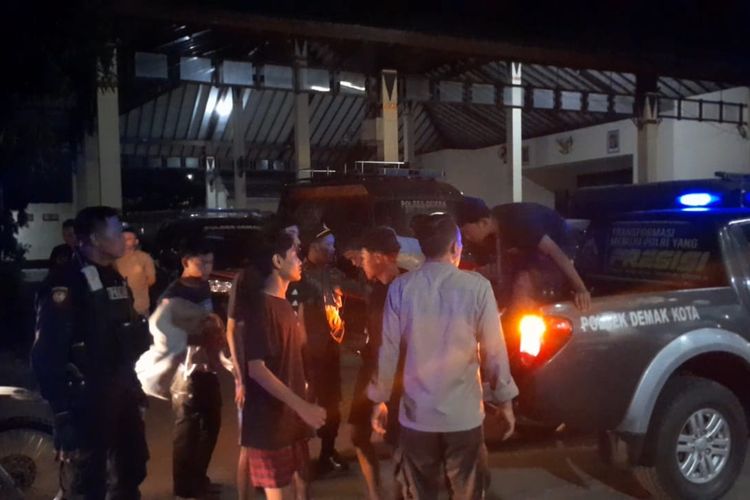 Polisi Demak mengamankan puluhan remaja yang diduga hendak perang sarung di Kecamatan Demak, Jumat (29/3/2024).