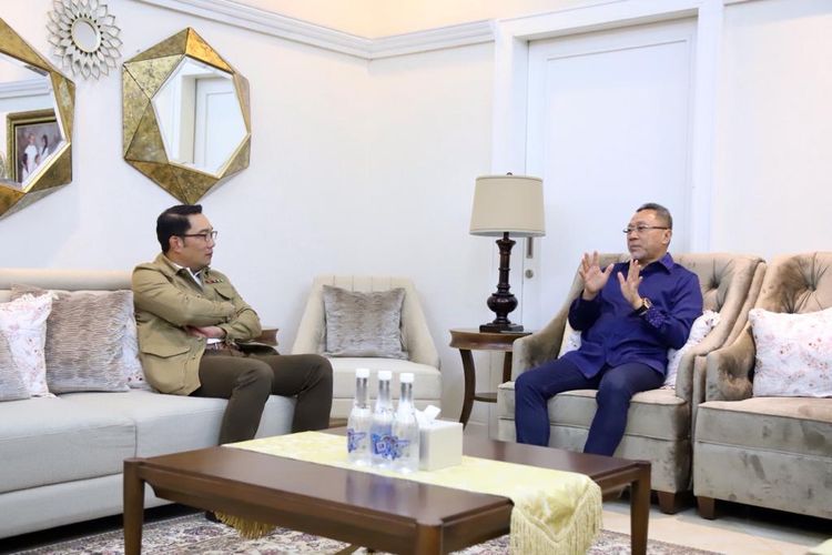 Gubernur Jawa Barat Ridwan Kamil mengunjungi kediaman Ketua Umum Partai Amanat Nasional (PAN) Zulkifli Hasan di di Jalan Widya Chandra, Jakarta Selatan, Minggu (15/5/2022) siang.