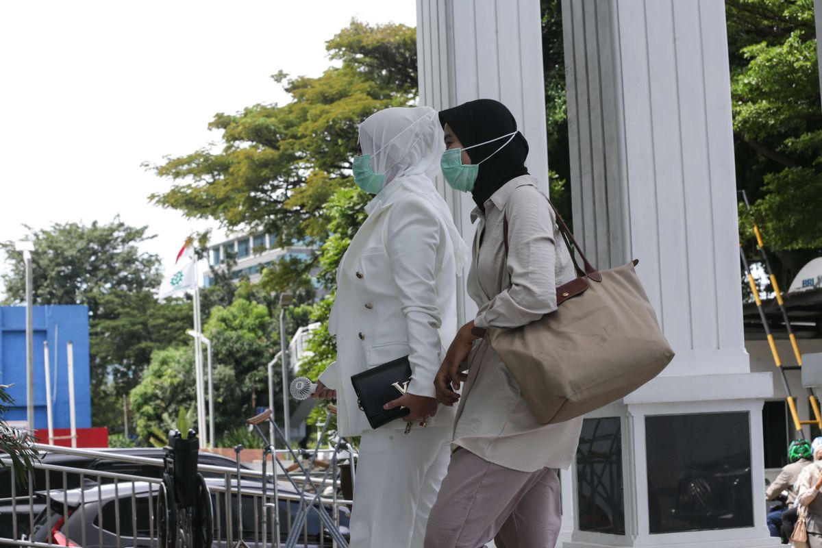 Merthy Kushandayani (depan), istri terdakwa kasus peredaran narkotika jenis sabu Irjen Teddy Minahasa hadir pada sidang suaminya di Pengadilan Negeri Jakarta Barat, Senin (6/3/2023). Merthy Kushandayani terlihat datang ke persidangan suaminya menenteng tas mewah Louis Vuitton.