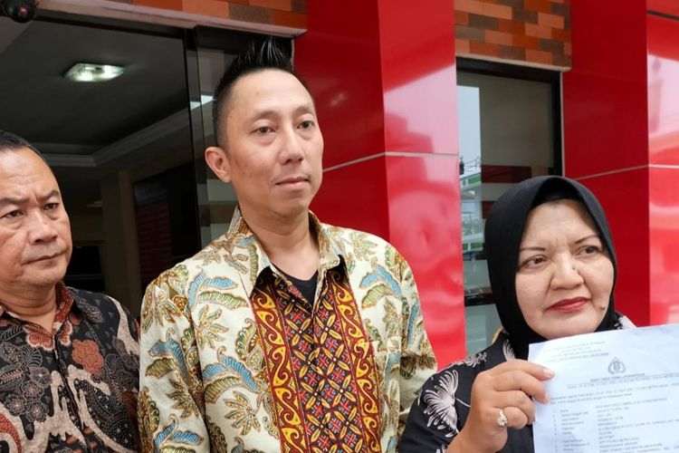 Pria bernama Maulana Fareza Tamrella (tengah) saat menerima panggilan penyidik di Polres Metro Jakarta Selatan atas tuduhan kasus pelecehan seksual yang diduga dilakukannya terhadap dokter kecantikan berinisial M, Senin (17/6/2023).