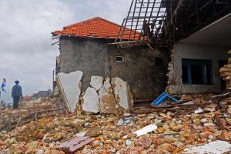 Rimah milik Jumaliah, warga Desa Tlonto Rajeh, hancur diterjang ombak dengan ketinggian 4 meter.