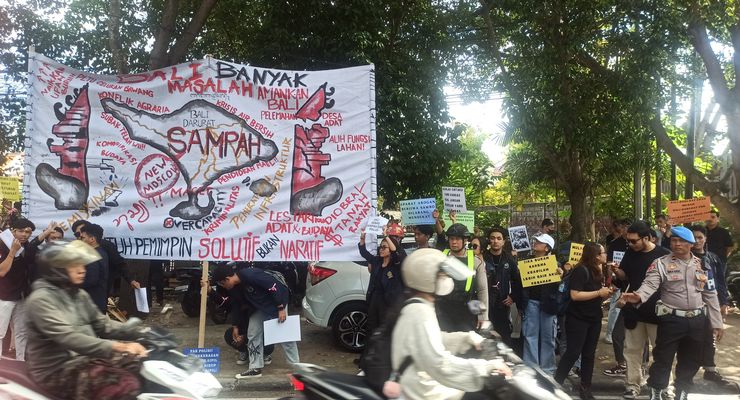 Demo Mahasiswa Warnai Pendaftaran Pilkada Bali