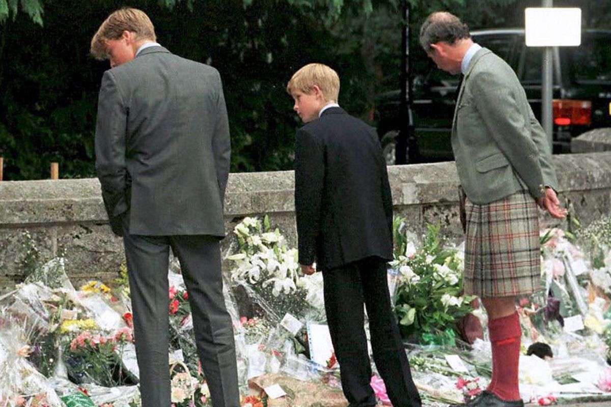 Foto yang diambil pada tanggal 4 September 1997 menunjukkan Pangeran William, Pangeran Harry dan ayah mereka Pangeran Charles berhenti di luar gerbang menuju Kastil Balmoral untuk melihat karangan bunga bagi Putri Diana. Dua puluh tahun yang lalu, pada tanggal 31 Agustus 1997, Putri Diana meninggal dalam kecelakaan mobil di Paris, Perancis.  